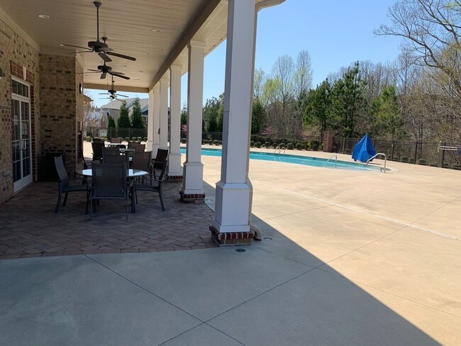 Building Photo - 3 Bedroom, 2 Bathroom One Level Townhome i...
