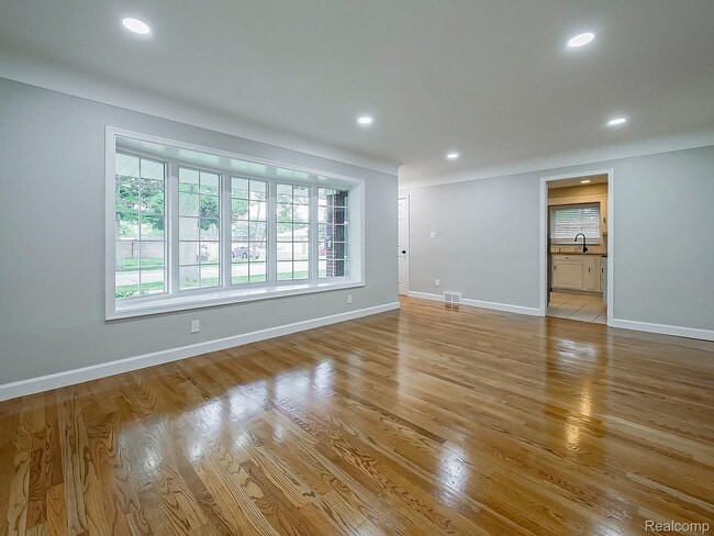 Building Photo - $2300 3 bed 2 bath bungalow