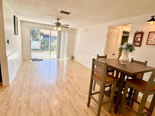 Building Photo - 12215 Meadowbrook Ln