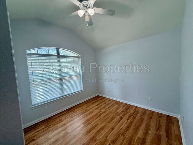 Building Photo - 1517 Hawk Dr