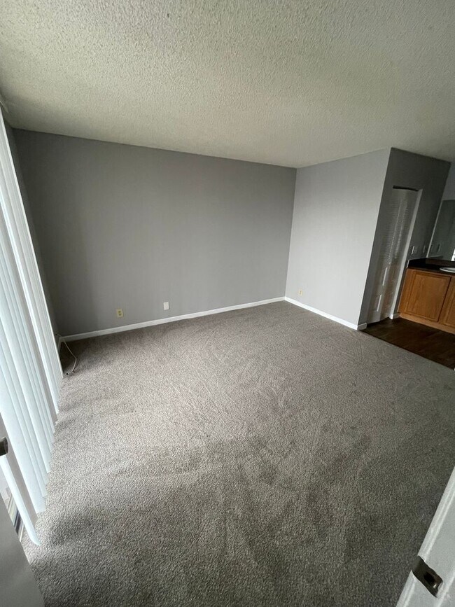 Building Photo - ONE BEDROOM ONE BATHROOM!! Waterfront Comm...