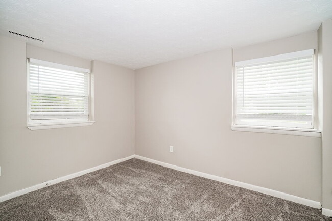 Building Photo - 2557 Brunswick Dr