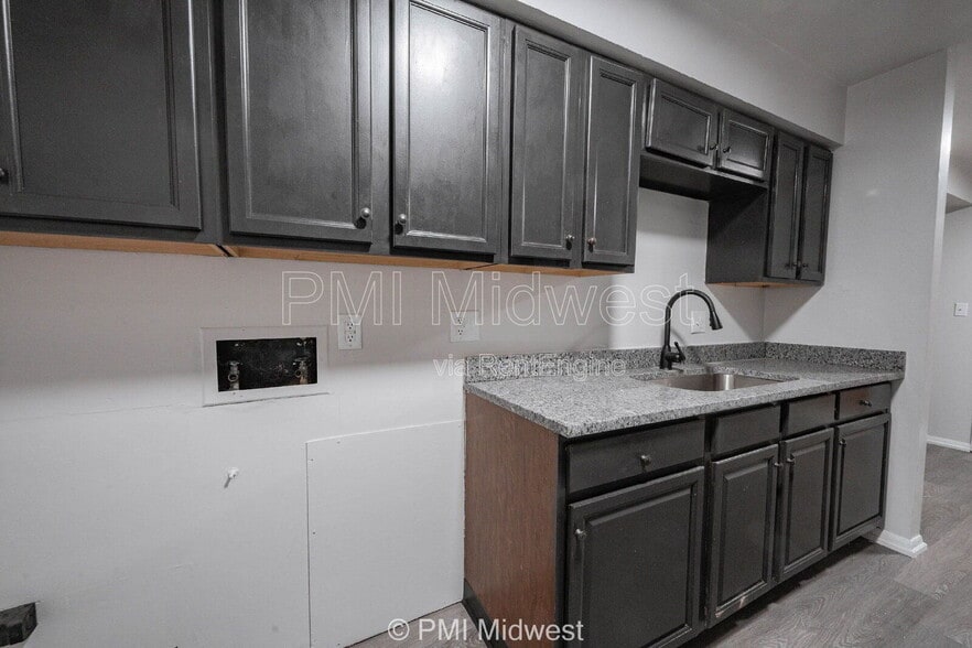 Building Photo - 6920 Chrysler St