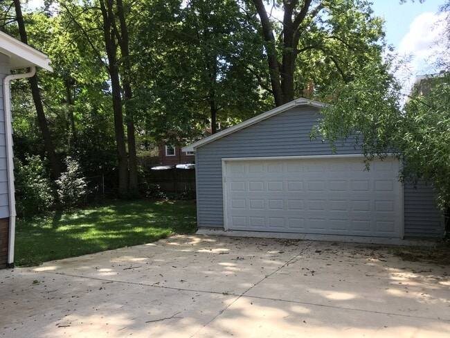 Building Photo - AVAILABLE FOR AUGUST 2026!  Large house near KRANNERT!