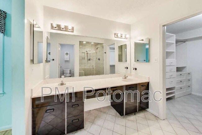 Building Photo - 1718 Crestview Dr