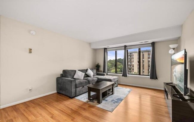 Building Photo - Bright And Luxurious 1 Bed 1 Bath Condo In Amenity-filled Woodlake Towers