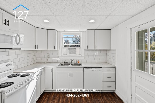 Building Photo - Cozy Lower Level Living with Patio!