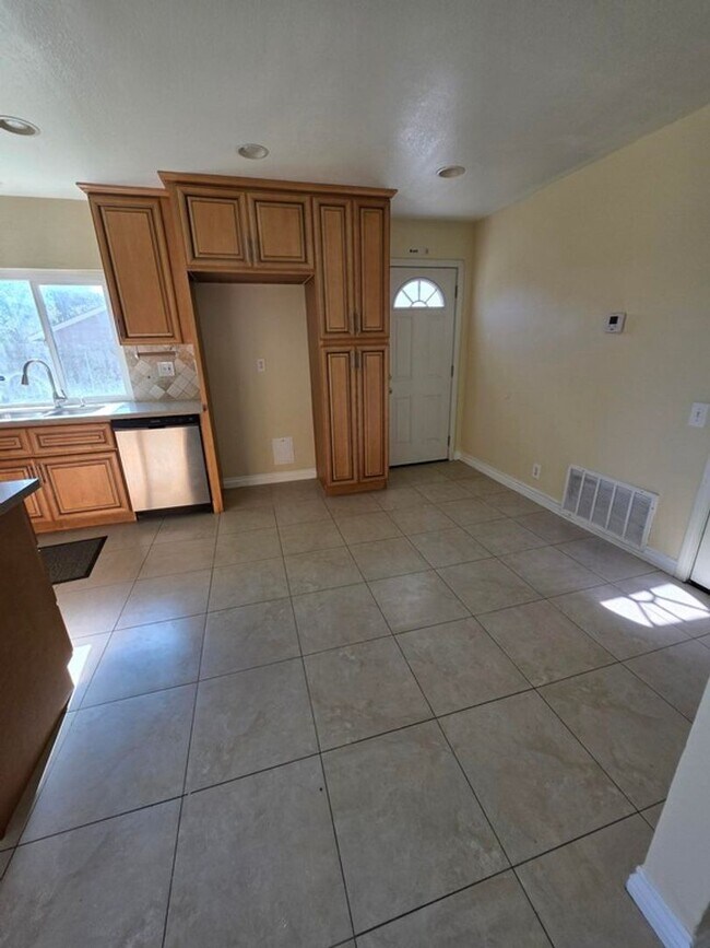 Building Photo - Close to Cal State