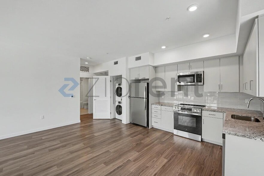 Building Photo - Unit 402