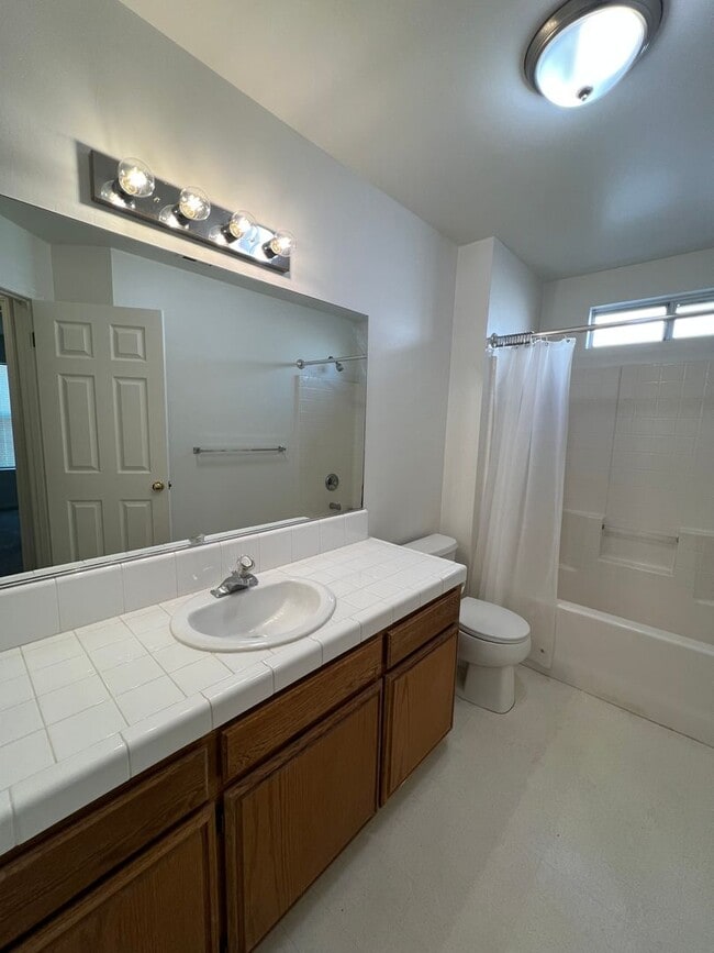 Building Photo - Cute North Bakersfield home!