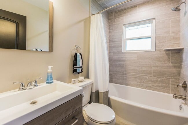 Building Photo - COMPLETELY UPDATED ROYAL OAK UNIT