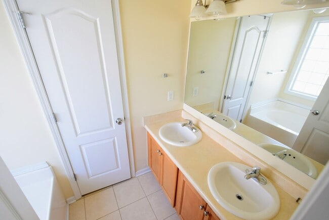 Building Photo - 1445 Avoncroft Dr