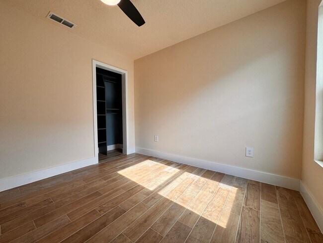 Building Photo - 2488 Beachview Dr