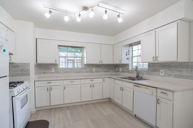 Building Photo - Beautiful House Near Downtown!!!