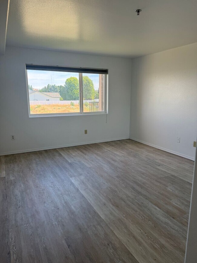 Building Photo - Condo