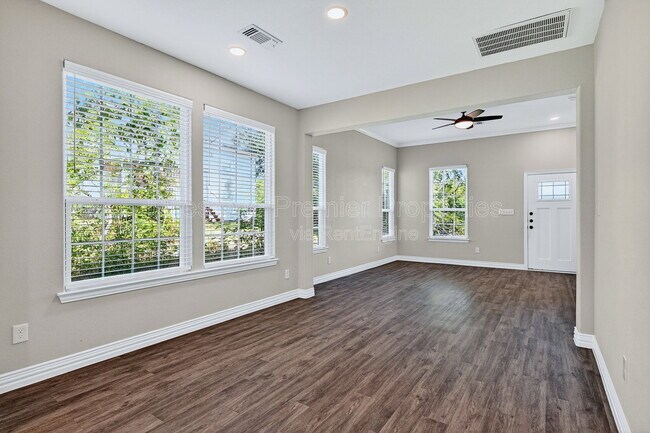 Building Photo - 320 W Bond St