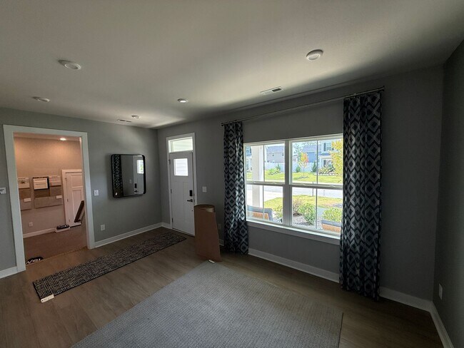 Building Photo - Never loved in Model Homes