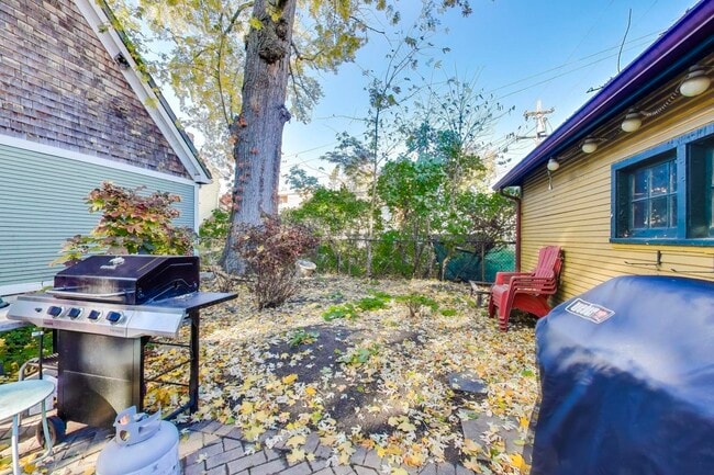 Building Photo - 916 Pleasant St