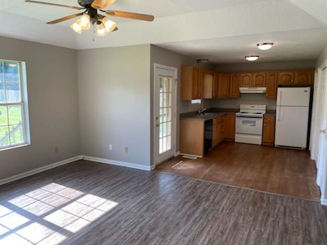 Building Photo - Charming 3 BD 2 BA Home!