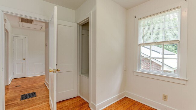 Building Photo - 3 Bedroom 1 Bath Townhouse in Wagener Terrace - Charleston Peninsula