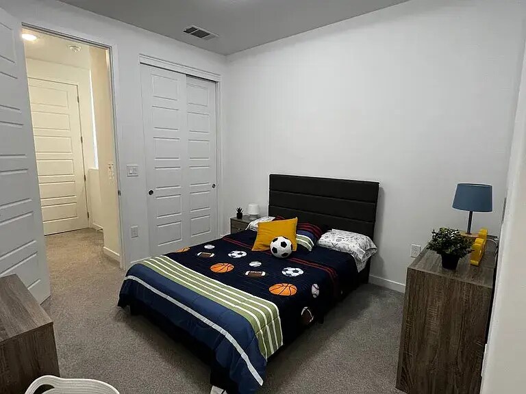 2nd bedroom with en-suite bathroom - 905 Madonna Rd