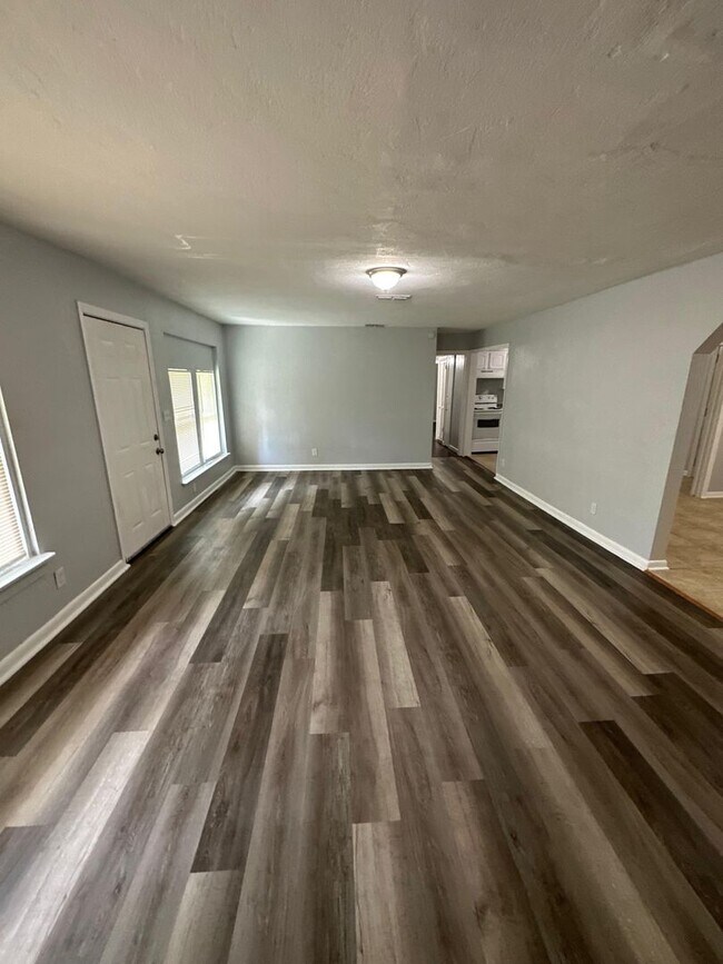 Building Photo - Renovated 3/1 Ready to Move In!