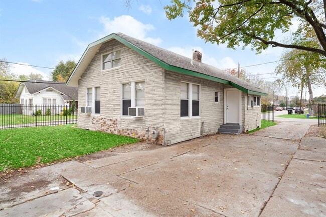 Building Photo - 5001 McKinney St