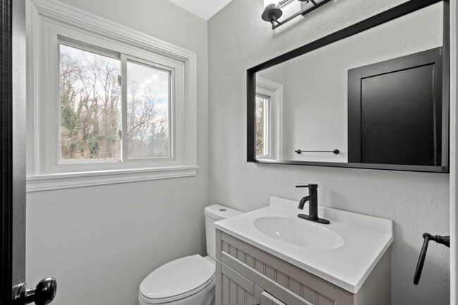 Building Photo - Stunning 3 bedroom home in Penn Hills available April 1st!