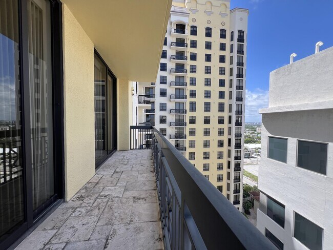 Building Photo - 701 S Olive Ave
