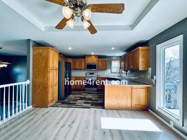 Building Photo - Four Bedroom Home in Gardner w/ Plenty of ...