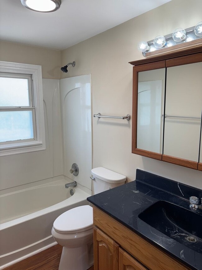 Building Photo - 2 Bedroom, 1 Bath Townhouse in LeClaire, IA