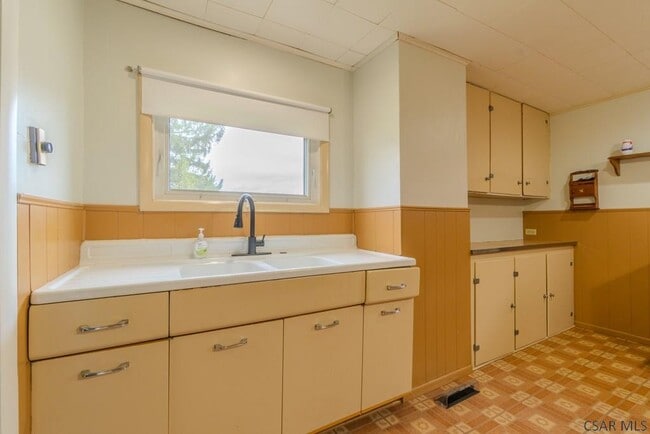 Building Photo - 703 Saybrook Pl