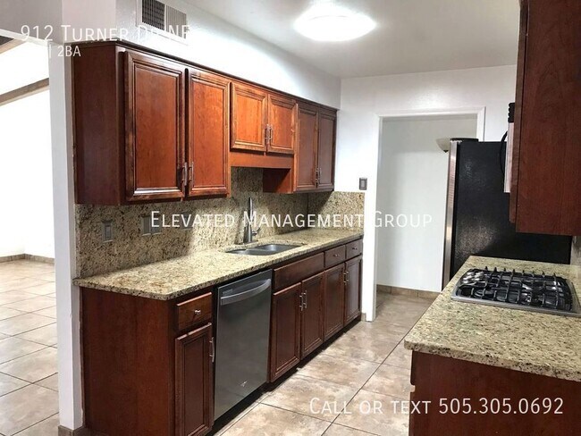 Building Photo - 912 Turner Dr NE