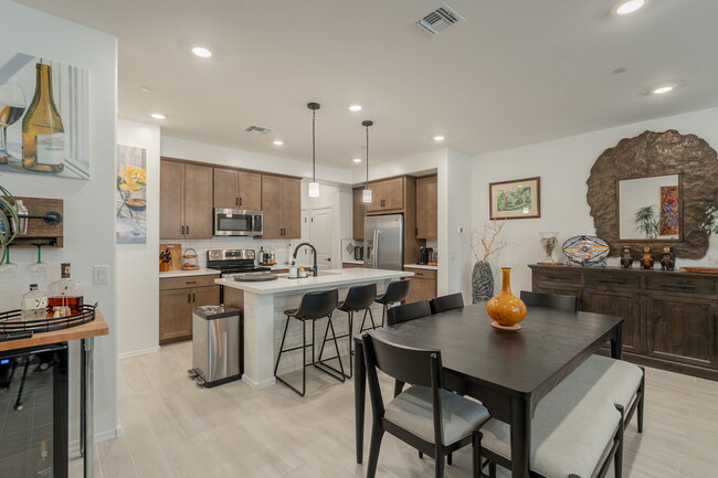 Building Photo - 2629 S Equestrian Dr