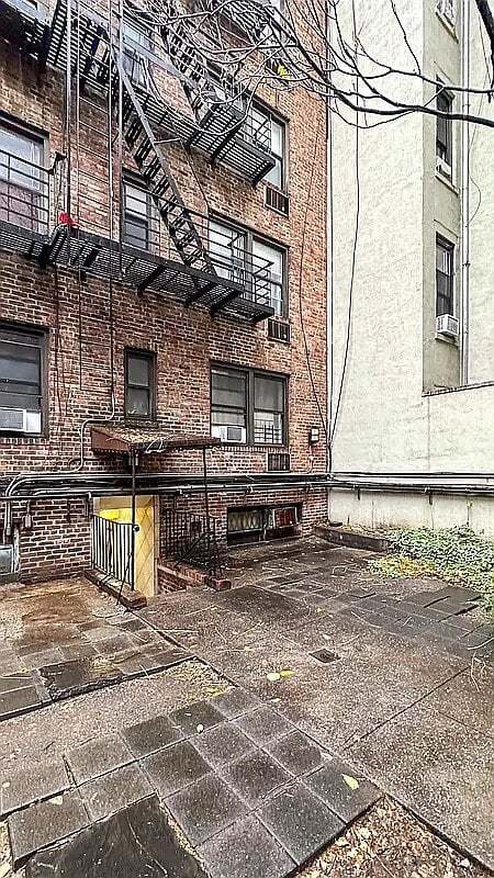 Building Photo - 32 Cornelia St