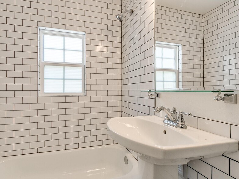 Building Photo - 2409 N Robinson Ave