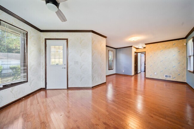 Building Photo - Cozy 4-Bedroom 2 bath home. MOVE -IN BY 12/31 AND RECEIVE HALF OFF FIRST MONTH'S RENT!!!!!!!