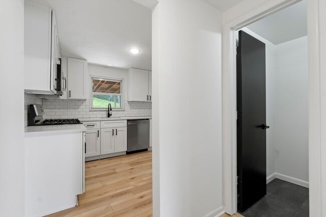 Building Photo - AVAILABLE NOW!! Fully RENOVATED 3 bedroom TOWNHOME in WEST MIFFLIN! COME CHECK IT OUT!