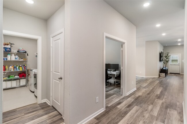 Building Photo - 323 Fanpalm Ct