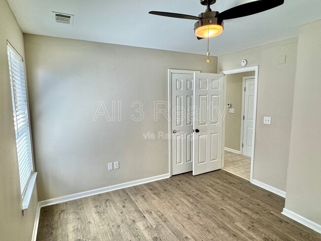 Building Photo - 436 Park Lake Dr