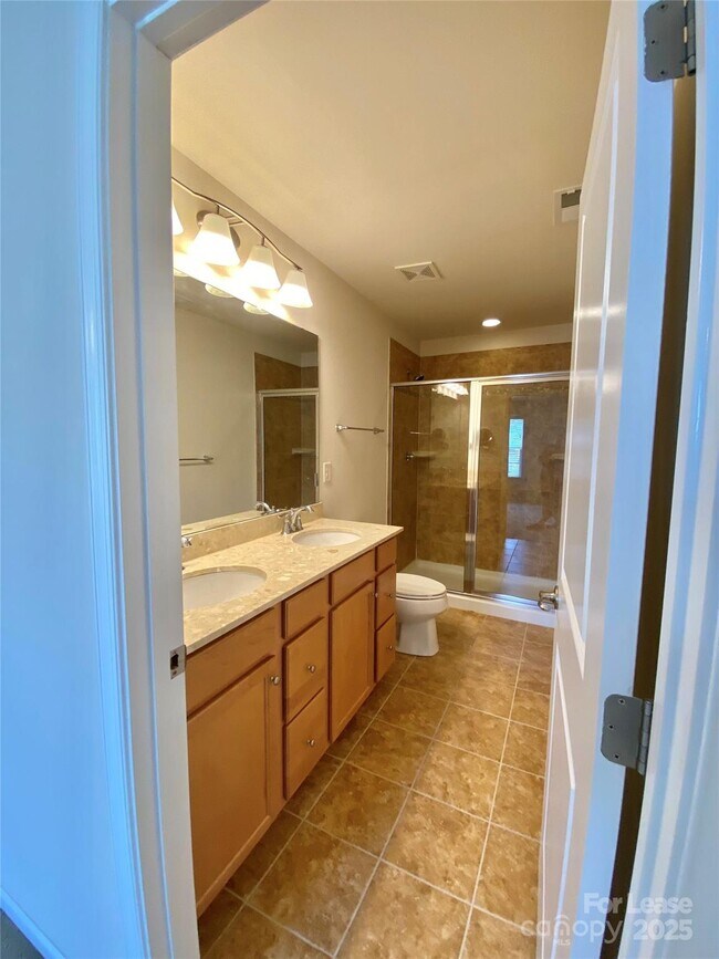 Building Photo - 2601 Silverthorn Dr