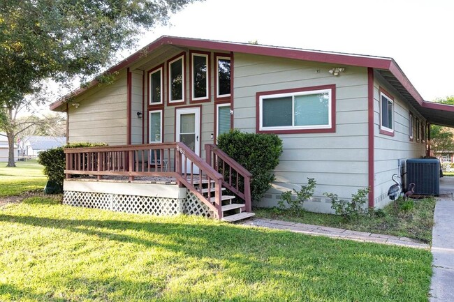 Building Photo - 883 Commodore Dr