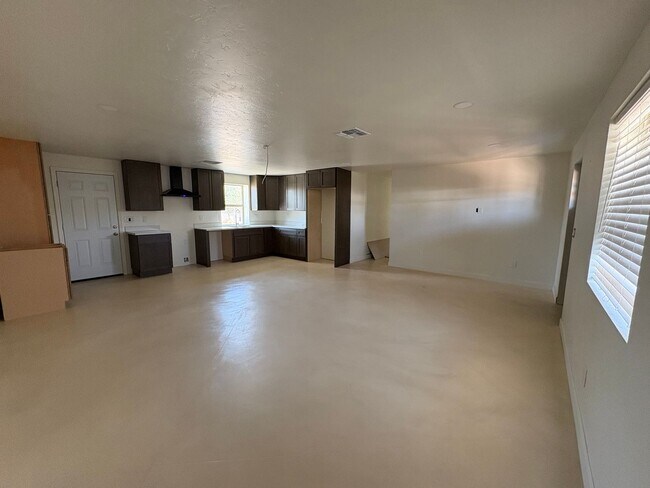 Building Photo - 3 Bedroom 2 Bath by Reid Park !