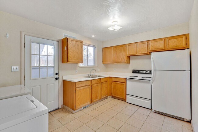 Building Photo - 2108 Applewood Rd