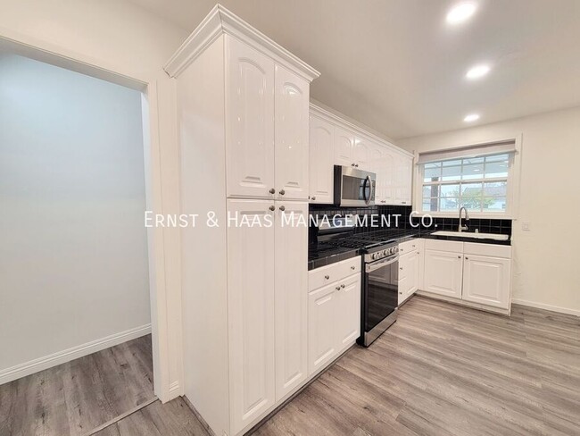 Building Photo - Beautifully Remodeled 3 Bedroom 2 Bath Lak...