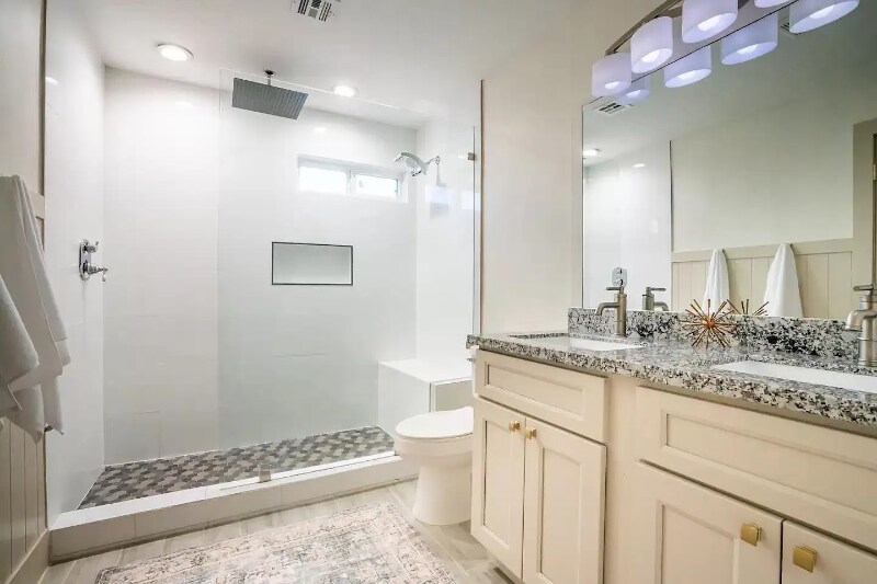 Building Photo - 5006 Deer Point Dr