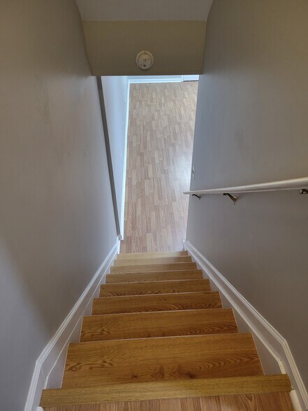 Building Photo - 103 Rip Van Dam Ct