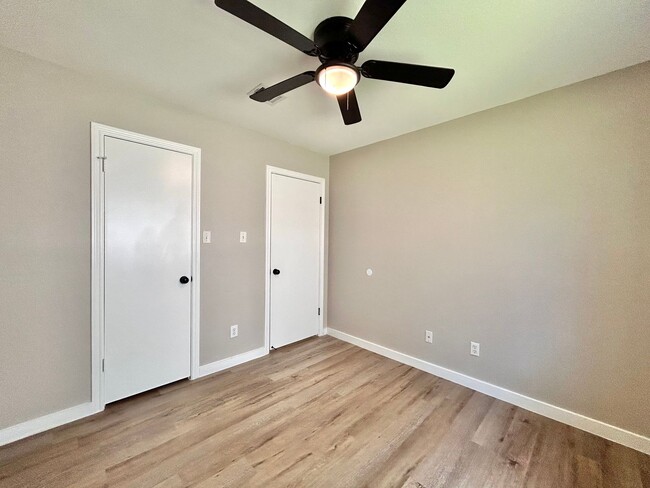 Building Photo - 3/BR 2/BA Home with Natural Light, Big Bac...