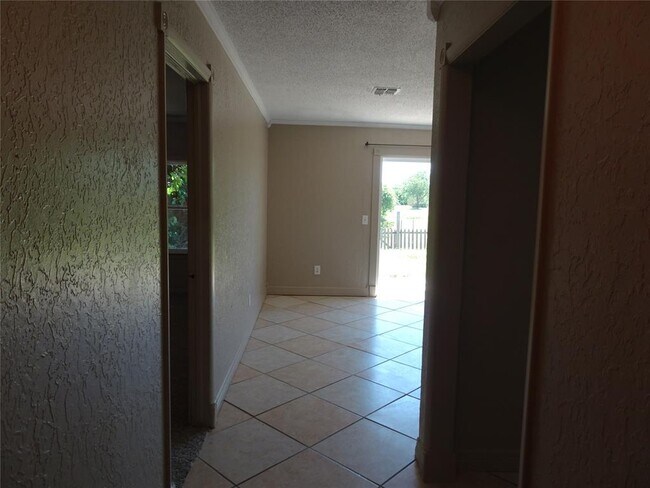 Building Photo - 600 Oak Creek Dr