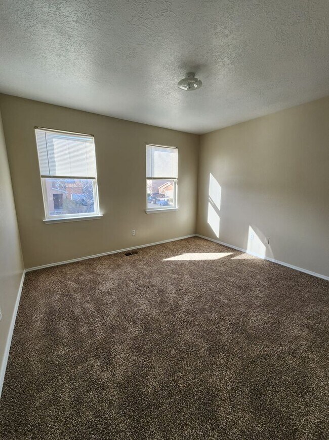 Building Photo - Amazing, Large 3 Bedroom Home in Southwest Albuquerque. Refrigerated Air, 2 Car Garage